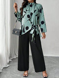Completo da 2 pezzi, composto da blusa con colletto alla coreana, maniche lunghe, stampa geometrica e orlo annodato, e pantaloni a gamba ampia, per donne taglie forti