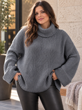 Maglione oversize a collo alto e spalle scoperte da donna taglia comoda