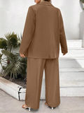 Completo con giacca a maniche lunghe con colletto a tacca e chiusura con bottoni e pantaloni, taglia comode